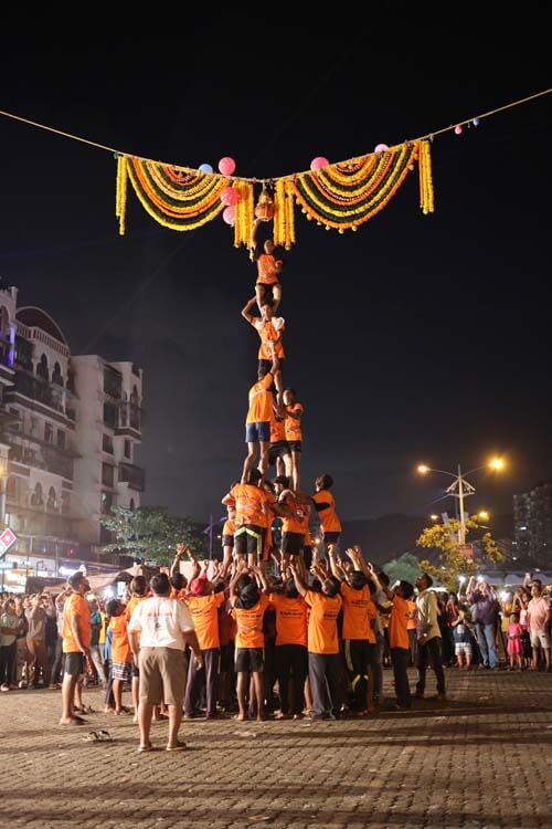 クリシュナの生誕祭「ジャンマシュタミ（Janmashtami）」での人間ピラミッド「ダヒ・ハンディ」
