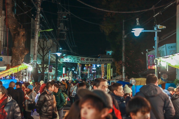 夜までにぎわう会場