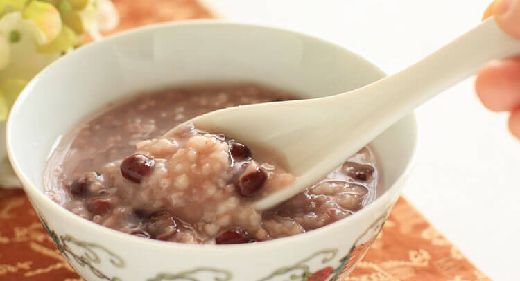 小豆の赤色は邪気を払う？「小豆粥」