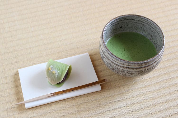 抹茶とお菓子が同時に出てきたら、まずはお菓子を