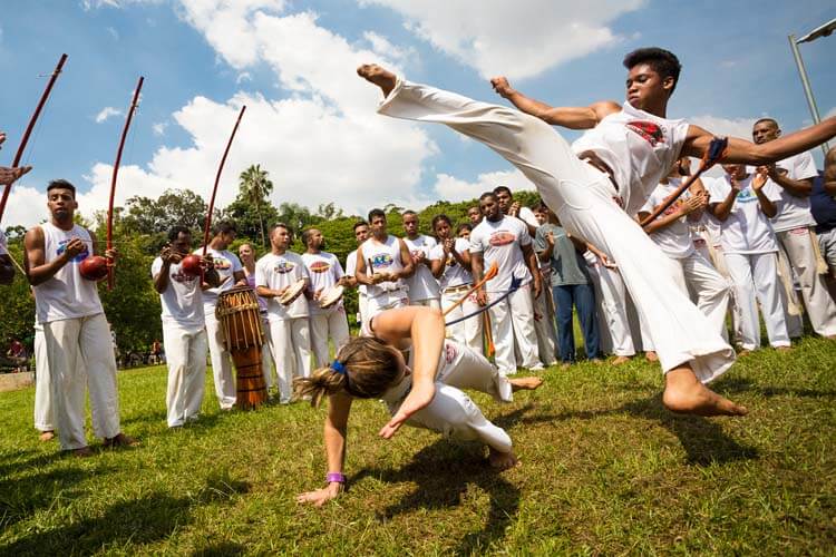 ブラジルで生まれたダンスと格闘技の融合