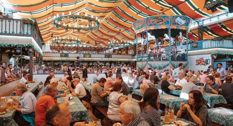オクトーバーフェストは9月半ばから10月上旬にミュンヘンで開催されるビールの祭典