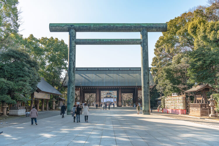参道の真ん中は避けて歩く