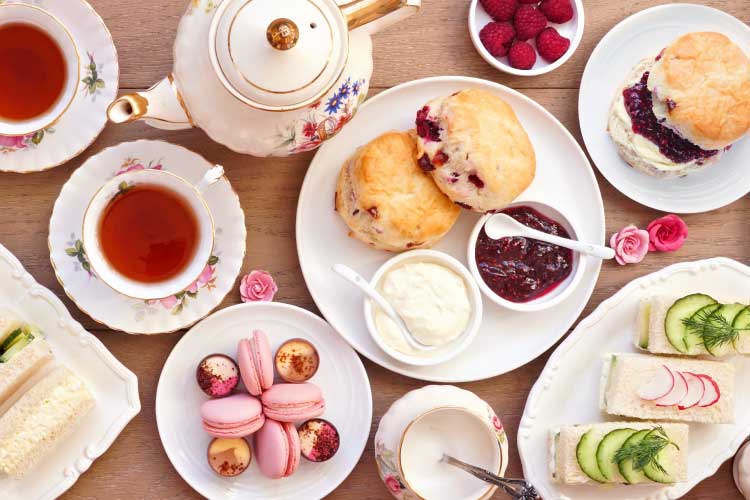 アフタヌーンティー、基本はサンドイッチ、スコーン、ケーキと紅茶