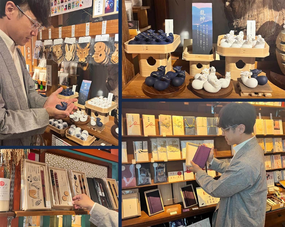 岩座本店にて、アイテムを手に取ってくださる佐々木さん