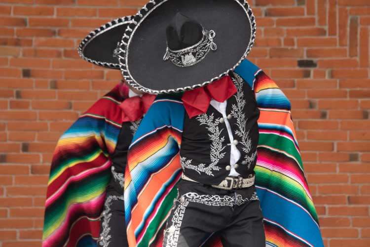 着用する衣装（チャロスーツ）