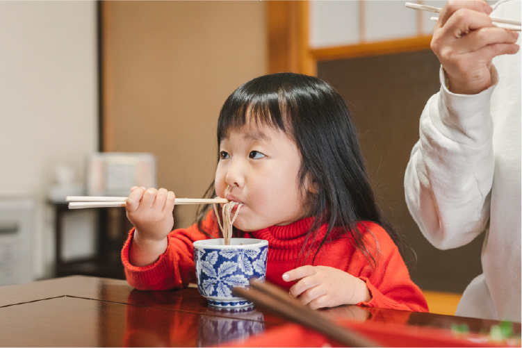 年越しそばを食べる