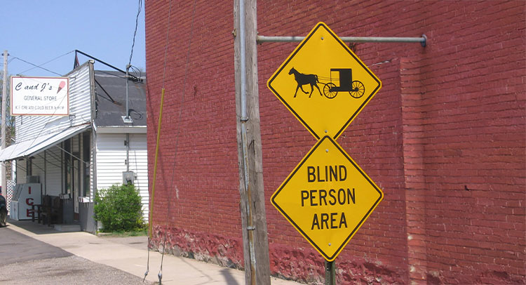 彼らの居住地域にはこんな標識が設置されていることも