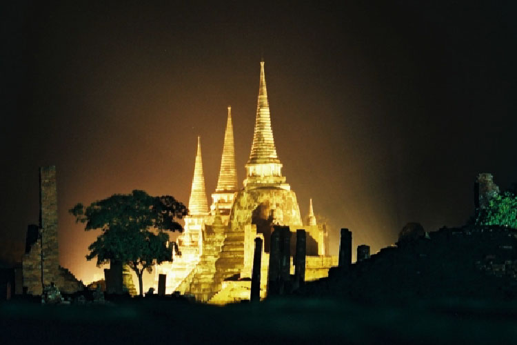 ライトアップされたアユタヤ遺跡 