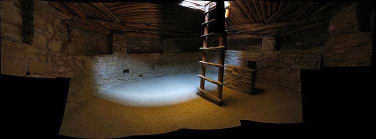 メサヴェルデ国立公園にある復元されたキヴァの内部パノラマ