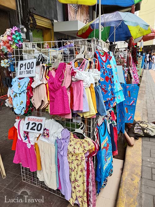 売られゆくであろう衣服の施し