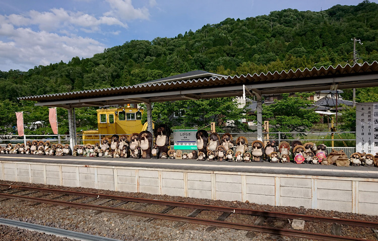 たぬきの置物が信楽焼で有名になった理由