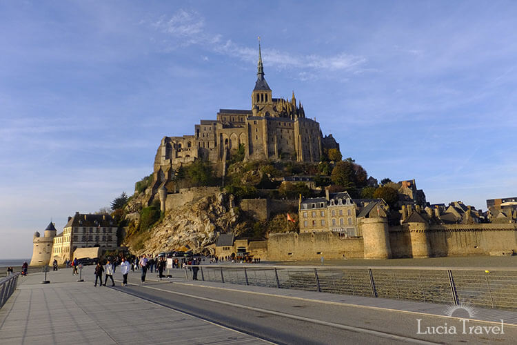 モンサンミッシェルへの道は険しい