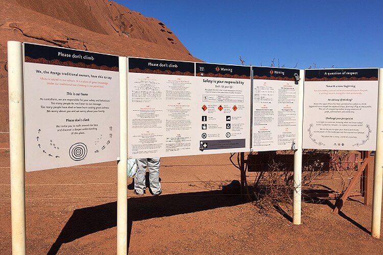 ウルル登山が禁止された背景