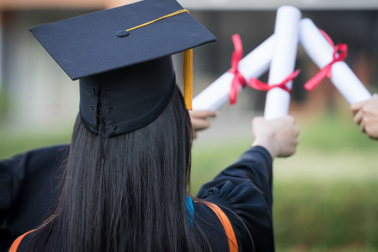 ガウン＆モルタルボード（帽子）の意味