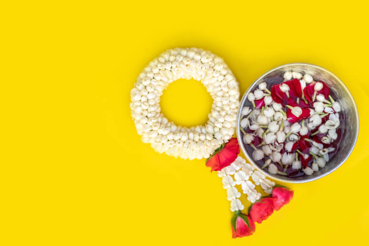 両親・先生にジャスミンの花輪を捧げる