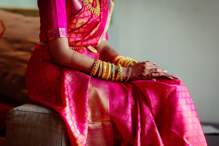 民族衣装とガウンが混在