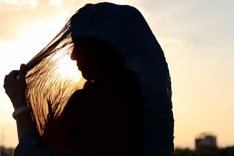 民族衣装とガウンが混在