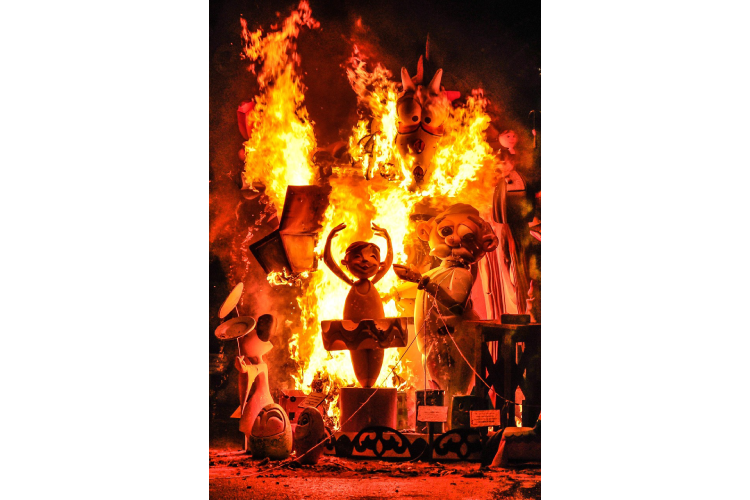 バレンシアの火祭りと日本の火祭りの差を体感しよう