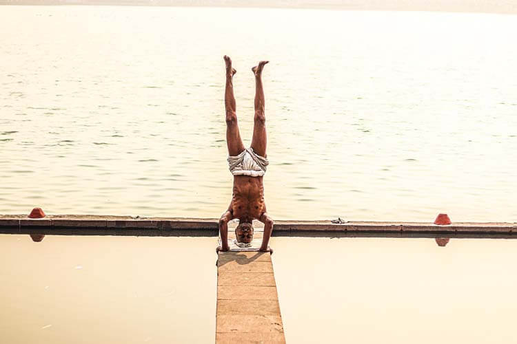 ピンチャ・マユーラーサナ（前腕倒立／孔雀の羽のポーズ）