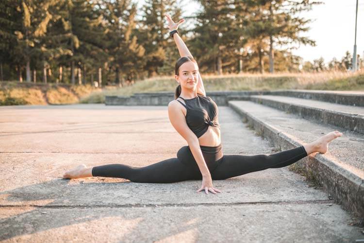 パリヴリッタ・ハヌマーンアーサナ（ねじった猿王のポーズ）