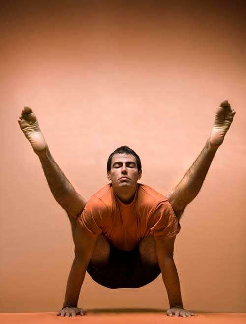 ティッティバ・アーサナ（ホタルのポーズ）