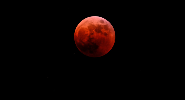 赤い月の意味｜不吉といわれる理由
