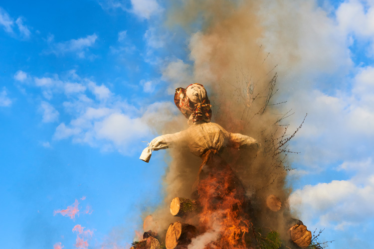 かがり火を焚く