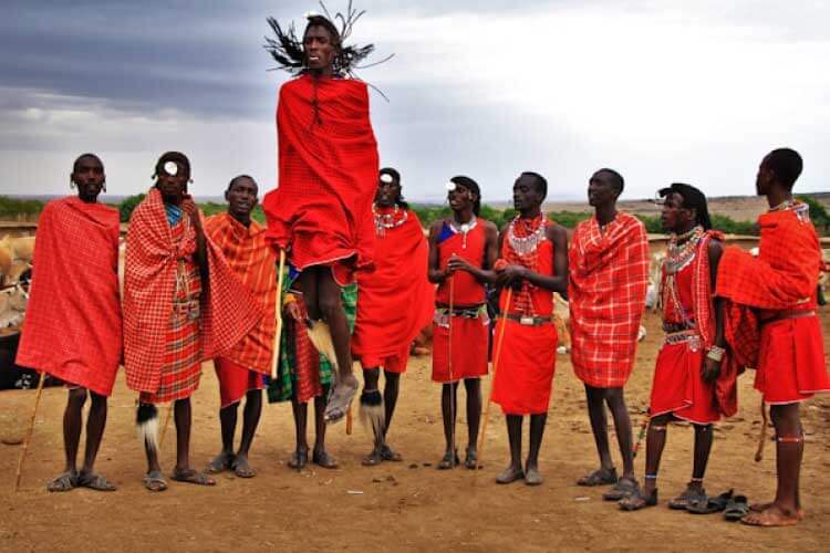 マサイ族｜赤いシュカを纏うサバンナの遊牧民族