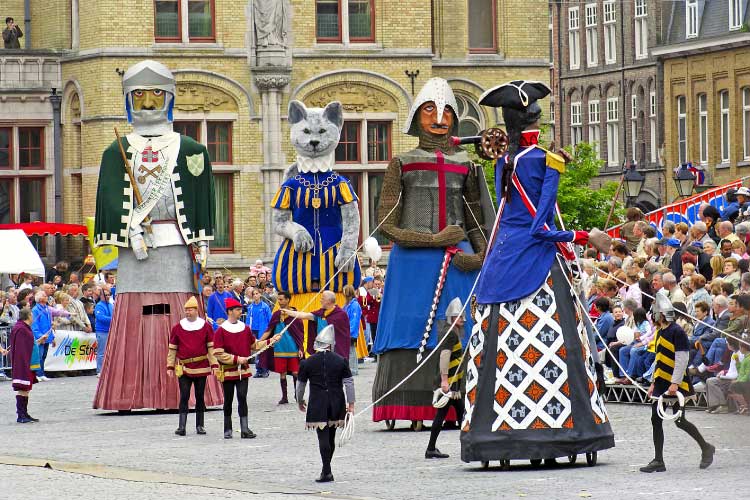 圧巻の猫パレード！約2,000人が猫に大変身