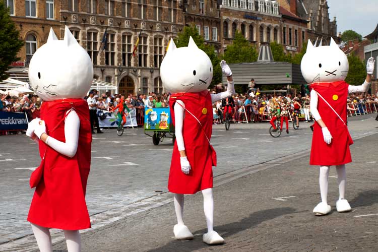 圧巻の猫パレード！約2,000人が猫に大変身