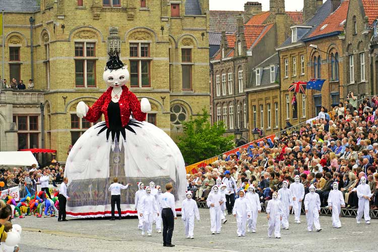 パレードの人気者！王様猫シープルと女王猫ミネケ・プス