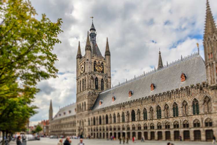 鐘楼からぬいぐるみが降る！「猫投げ」の儀式