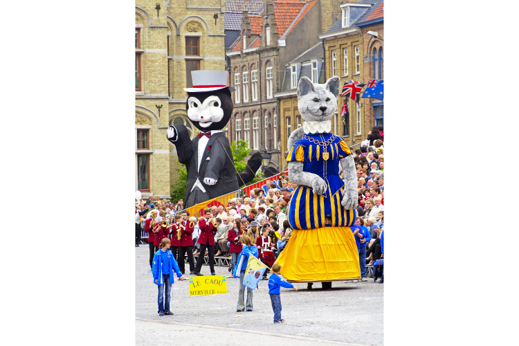 パレードの人気者！王様猫シープルと女王猫ミネケ・プス