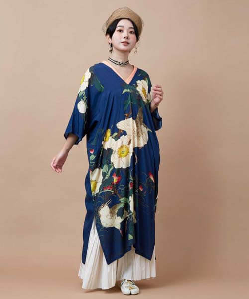 幸野楳嶺（こうのばいれい）の「楳嶺花鳥画譜（ばいれいかちょうがふ）」をもとにしたプリントが華やか