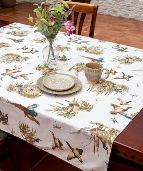 程よい厚みで扱いやすく、食卓のコーディネートやピクニックシーンにもおすすめのテーブルクロス