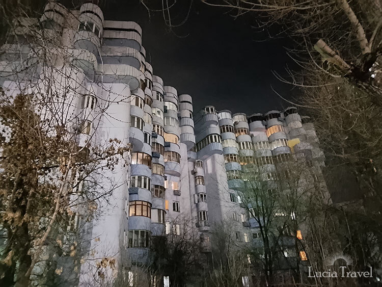 荒々しいバスで郊外へ