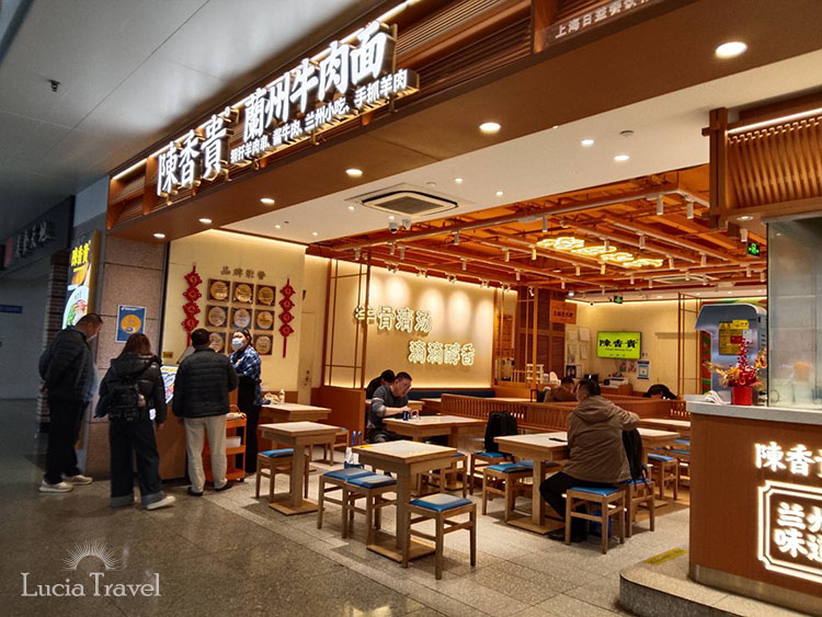 キレイで明るい空港のレストラン