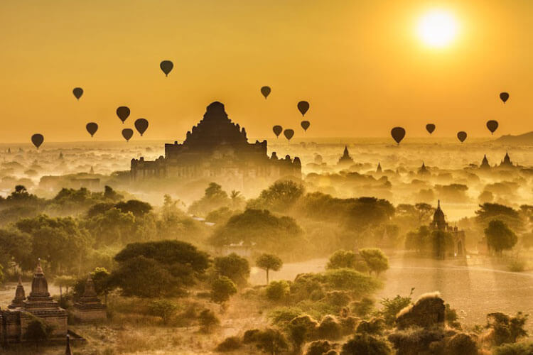 朝日に浮かぶ仏塔の絶景