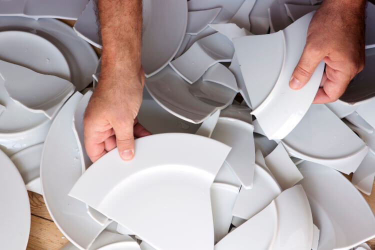 お皿を割ってお祝い？ドイツの結婚式の風習