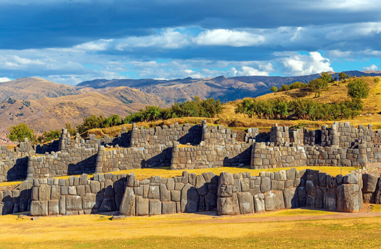 サクサイワマンはケチュア語で「満腹のハヤブサ」の意