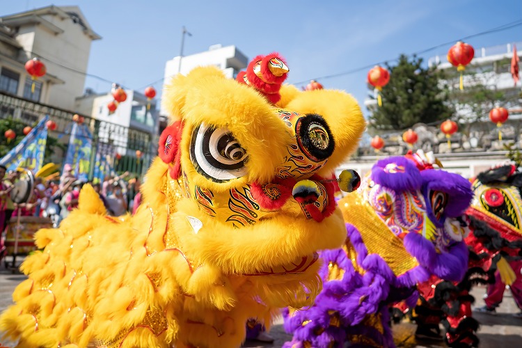 横浜中華街のカラフルな獅子舞