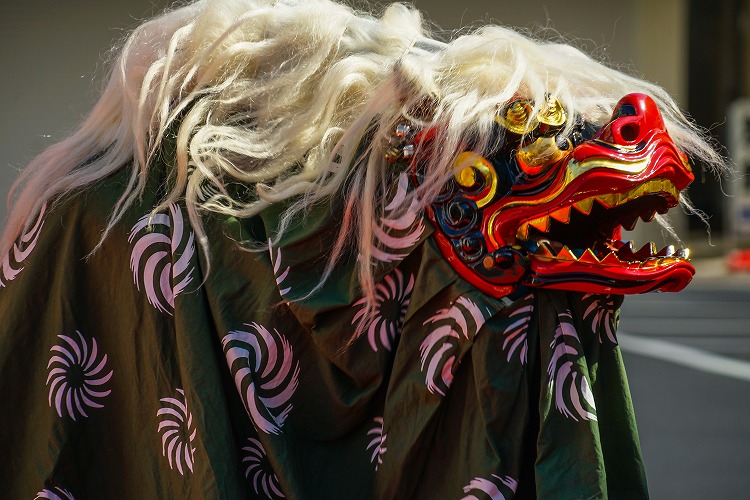 舞い方の違い ― 華やかに魅せる中華、祈りを込める日本