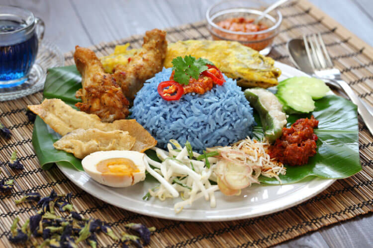 ナシケラブ(マレーシア)｜青いご飯の涼やかな熱帯の冷製ご飯