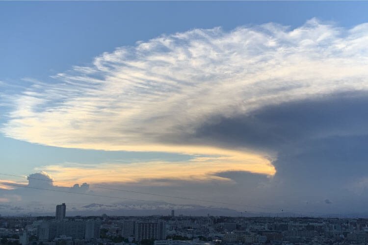 かなとこ雲｜積乱雲の頂上に広がる神秘的なフォルム