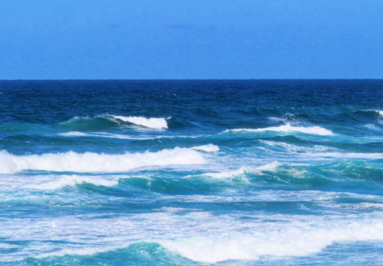 お盆に海はダメと言われるのはなぜ？
