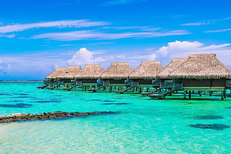 南国らしいエメラルドグリーンの海（タヒチ）