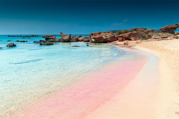 ピンクに見える海（ギリシャ・クレタ島）