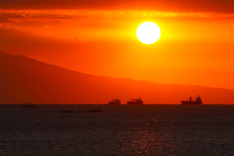 【画像付き】マニラ湾（フィリピン）｜山並みと海が彩る壮大な夕景