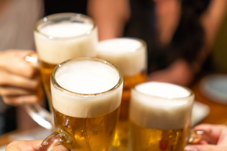 ビールジョッキで乾杯する文化の由来